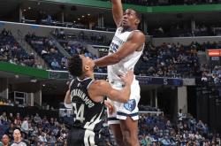 开云体育在线-关于加拿大男篮险胜美国男篮，瓦兰丘纳斯高光表现的信息