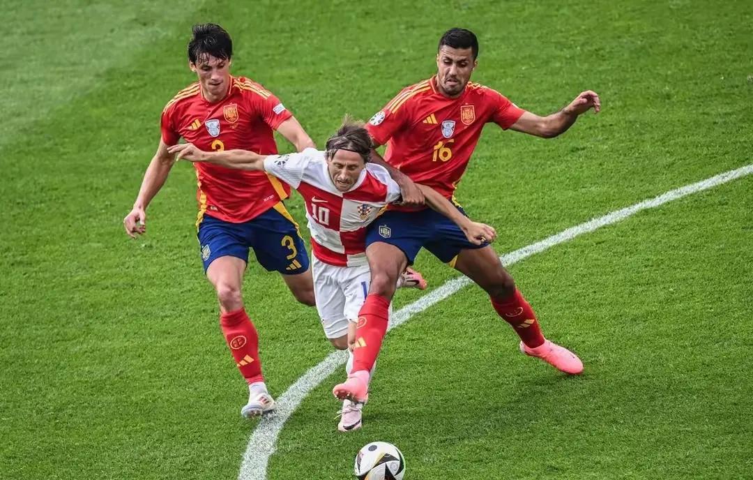 英格兰碾压克罗地亚，罗德里戈一己之力扛起全队