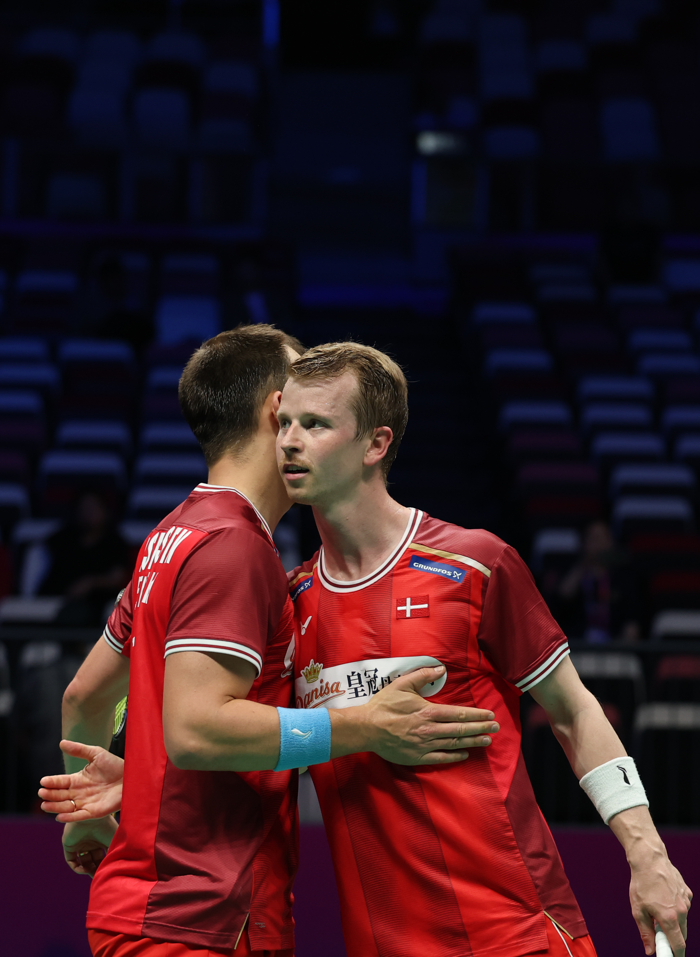 英格兰羽毛球队碾压丹麦羽毛球队,谌龙三分雨点燃全场 英格兰羽毛球队碾压丹麦羽毛球队,谌龙三分雨点燃全场