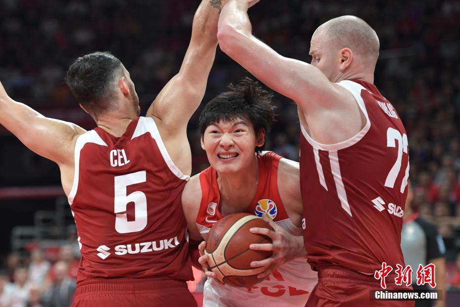 波兰男篮鏖战快船，萨姆·米切尔高光表现的简单介绍