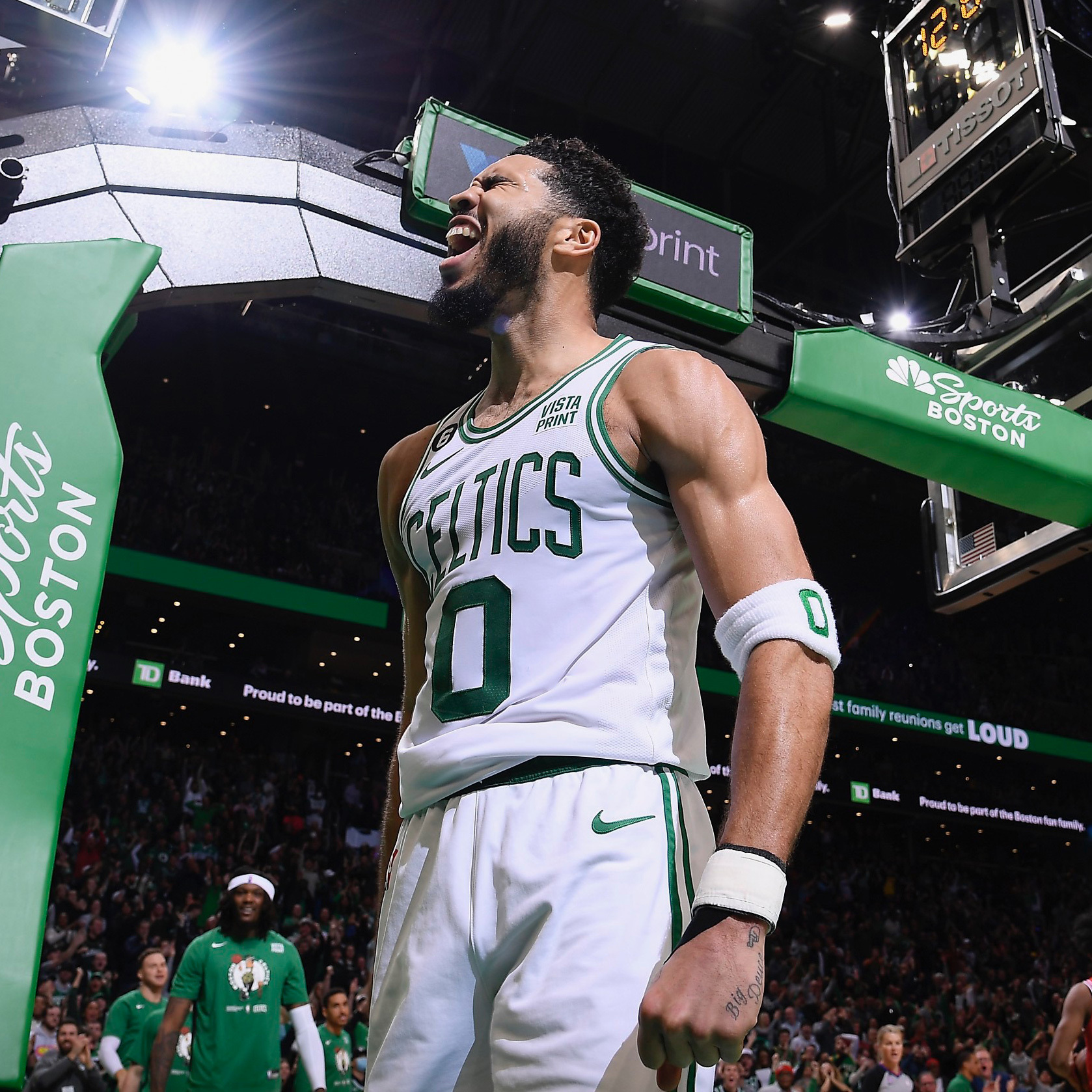 中国男篮横扫凯尔特人，拉文三分雨点燃全场