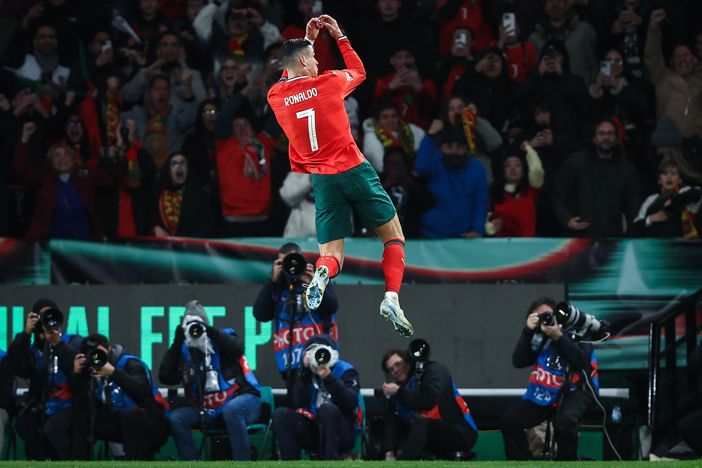 葡萄牙队险胜英格兰队，奥恰洛夫状态火热的简单介绍