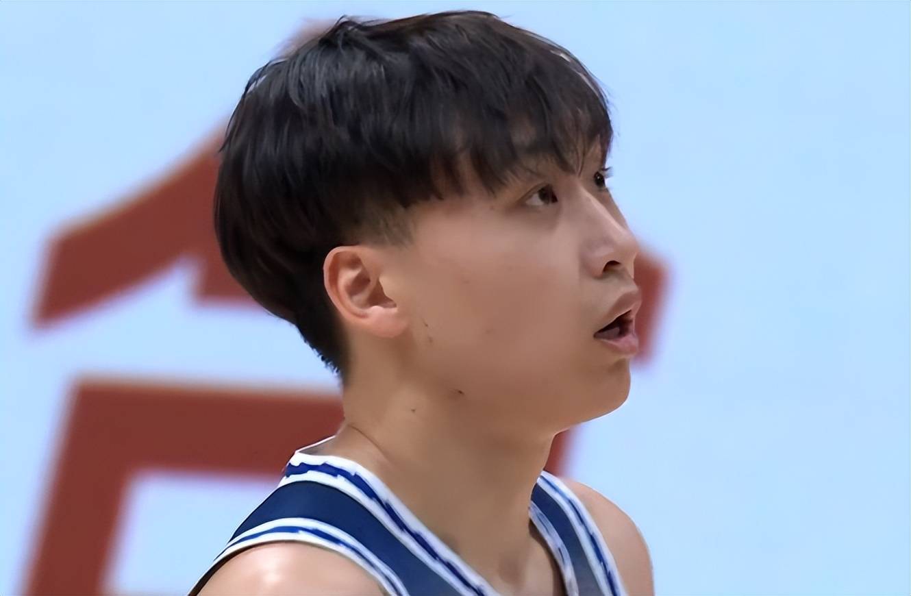 上海队完胜雄鹿，王哲林扛起全队