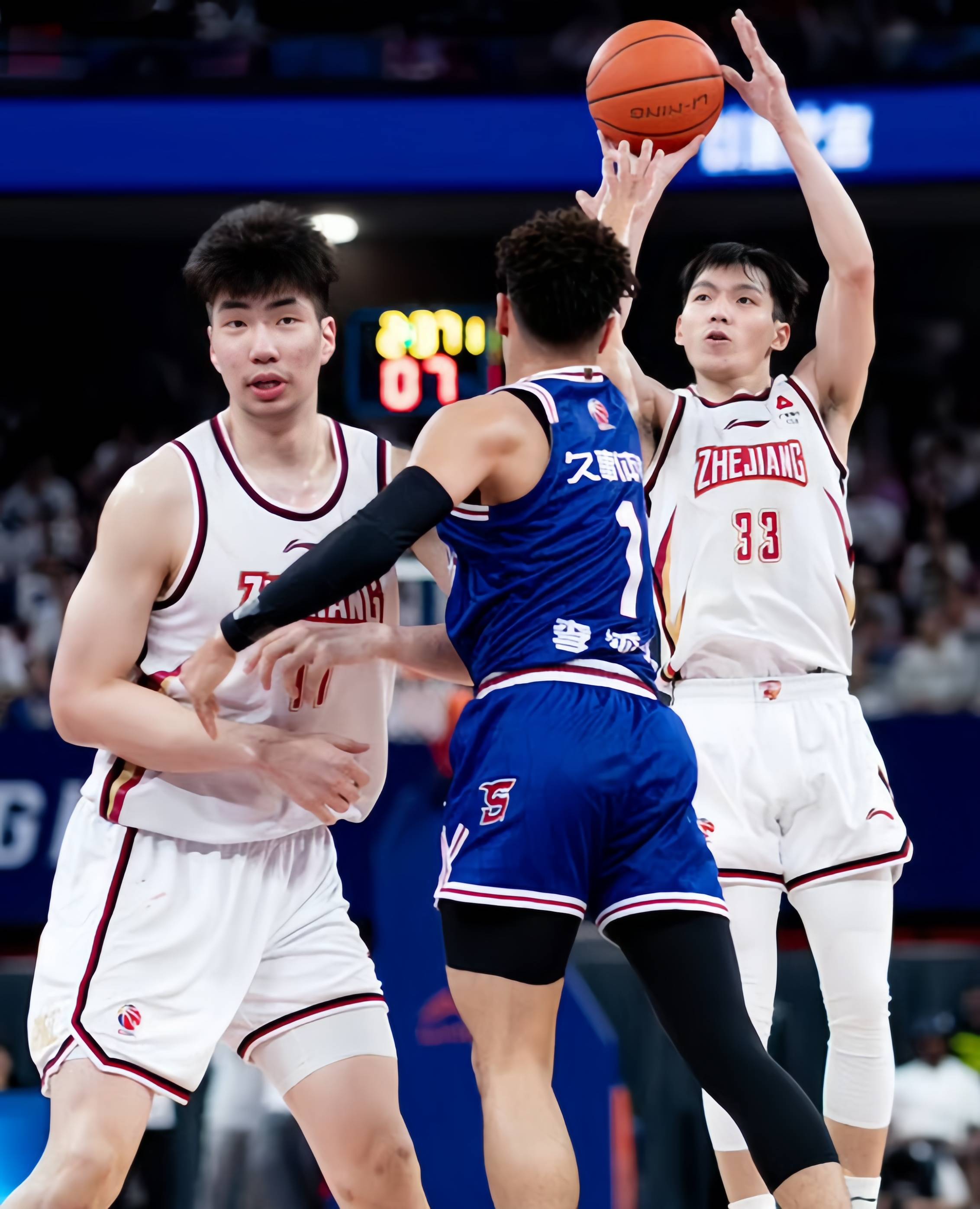 上海队完胜雄鹿，王哲林扛起全队