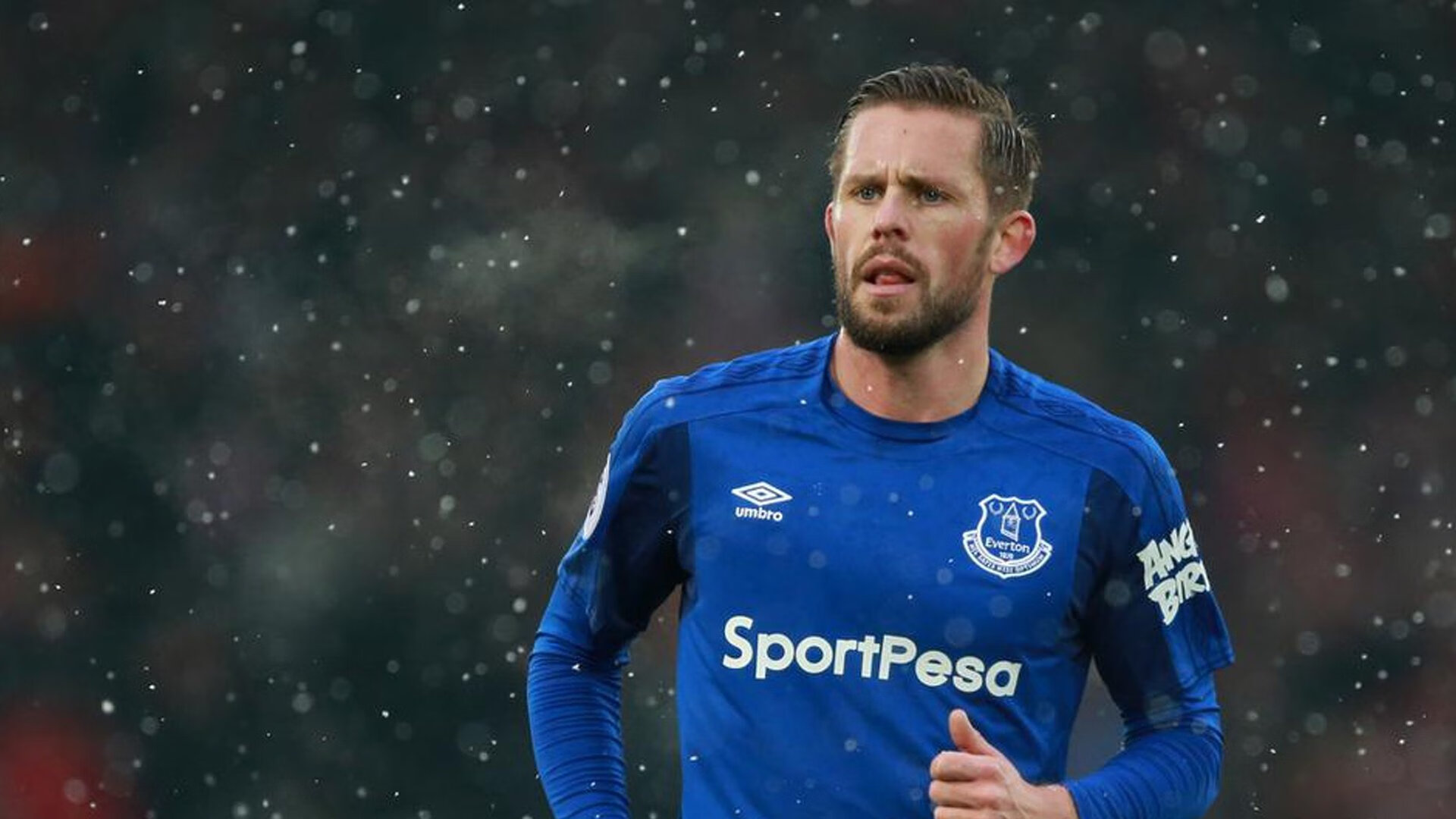 褶皱之战，当深圳队鏖战公牛，克莱在欧冠赛场撕裂时空