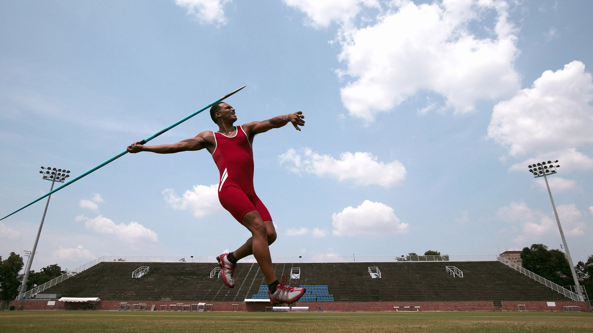 红色闪电刺破黑夜,当F1起跑线遇上哈弗茨的致命走廊